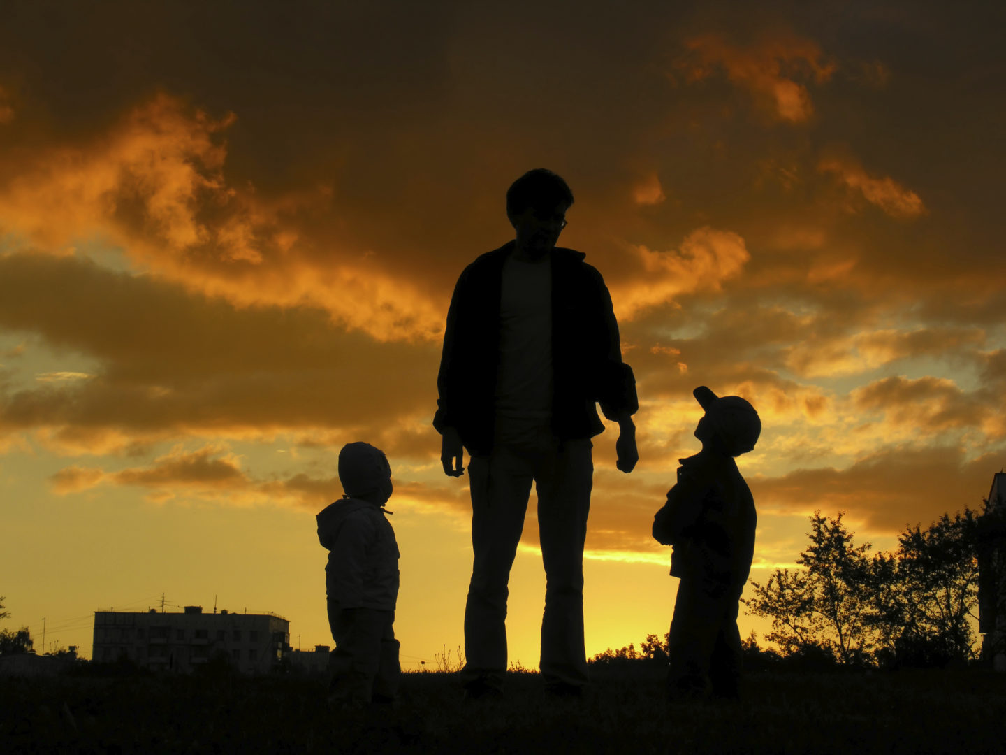 Ребенок с папой на фоне заката